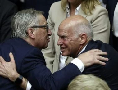 Κοσμοσυρροή στη Βουλή για την ομιλία Γιούνκερ - Τα φιλιά με Παπανδρέου (φωτό)